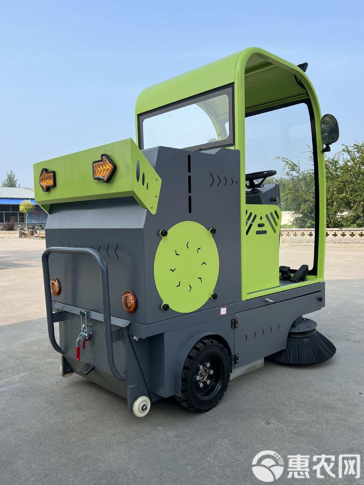 半封閉式電動三輪掃地車 物業管理中的高效清潔新模式